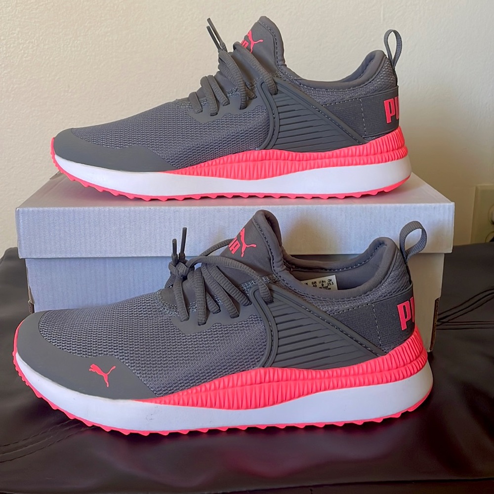 Womens Puma sneakers size 9 never worn